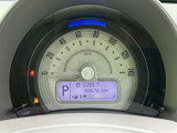 大きな目盛りの速度計と中央の表示部で、運転に必要な情報をひと目で確認しやすい配置です。表示がまとまっており、走行中も視線の移動を抑えやすくなっています。