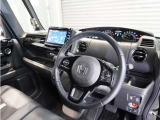 ◆視界広々で非常に運転しやすくロングドライブでも疲れを感じさせないすっきりとまとまったインパネ周りです。
