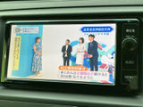 テレビ映像を楽しめる画面を備えており、停車中の休憩時間も車内で過ごしやすくなります。お出かけ先で待ち時間がある際にも、気軽にご利用いただけます。