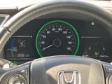 速度計を中心に必要な表示がまとまり、運転中も視線を大きく移さず確認しやすい配置です。走行距離や時刻なども表示され、日々の運転に必要な情報を把握できます。