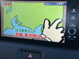 停車中にテレビ番組を視聴できる画面を備え、休憩時間を過ごす際にも活用できます。画面まわりのボタンや音量操作部も手元で確認しやすい配置です。