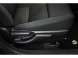 運転席シートリフター装備!シートの上下調整で運転操作の視界を確保できます。