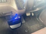 前席はベンチシートを採用しており、運転席と助手席の間を移動しやすいのが特徴です。ゆったりとした足元空間と合わせて、N-BOXらしい使い勝手の良さを感じられます。