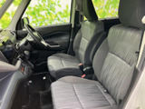 前席はゆったりとした座面と背もたれを備え、運転席まわりまで見渡しやすい配置です。シートやドア内張りは落ち着いた色調で、日常の乗り降りにもなじむ室内です。