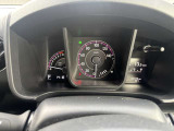 大きくて見やすいスピードメーター。運転中でもパッと一目で確認できます。
