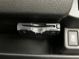 カードを挿入するスロットと操作ボタンを備えた車載器です。ETCを利用すれば料金所をスムーズに通過でき、高速道路などへのお出かけをより便利にサポート。ご利用にはETCカードが必要です。