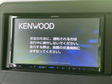 画面と下部の操作ボタンがまとまったナビ・オーディオを装備。表示を確認しながら操作しやすく、地図や音楽など、日常のお出かけに便利な機能を活用できます。運転中の操作はお控えください。
