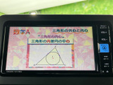 地デジやFM・AM、iPod、Bluetooth AUDIOなど、選べる音源が画面に並びます。使いたい項目を見つけやすく、音楽やラジオを楽しむ日常の移動に便利です。