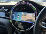 後方の映像を車載画面に表示するバックカメラ。駐車や車庫入れをサポートし、ガイドラインで距離や角度を確認でき、安全でスムーズな運転を助けます。