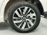 【純正アルミホイール】車体に最適化された設計による優れた耐久性と走行性能、そしてデザイン性。特に、足回りの軽量化は加速性能・燃費・乗り心地の向上に繋がり、ブレーキ性能も高めます。