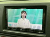 テレビ番組を画面で視聴でき、停車中の待ち時間を過ごす際にも活用できます。画面上には番組映像が表示され、車内で休憩するひとときに映像を楽しめる装備として、日常のさまざまな場面で便利です。