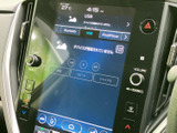 USBやBluetoothなど、画面上で音源を選べるオーディオシステムです。再生状況も確認しやすく、普段の音楽再生から接続機器の切り替えまで、車内で使いやすい構成になっています。