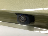 車の後方に小型カメラが付いておりバックする際の後方の様子をモニター上に表示します。