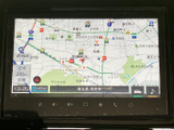 周辺の道路や施設を地図上で確認でき、目的地までのルート確認に役立ちます。画面には現在地周辺の情報が表示され、エリアを把握しやすいため、初めて訪れる場所へのお出かけにも便利です。