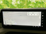 地図を大きく表示し、現在地を確認しながら目的地を探せます。検索欄や周辺施設のアイコンも画面上にまとまり、行き先の確認や設定を進めやすい内容です。