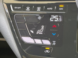 【オートエアコン】一度お好みの温度に設定すれば、車内の温度を検知し風量や温度を自動で調整。暑い&hellip;寒い&hellip;と何度もスイッチ操作をする必要はありません。快適な車内空間には必須の機能ですね♪