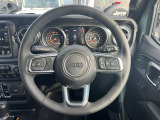 操作性の良いハンドルで運転中のストレスも軽減されます。