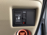 左側電動スライドドアは運転席からでも操作ができるように、ハンドル付近に開閉の操作スイッチが付いています。