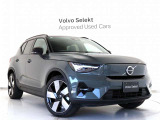Volvo Cars appで車にリモートアクセスして、空調機能の操作や車の施錠・開錠、ソフトウェア更新などが可能です。エアコンやシートヒーターを操作して、出発前に車内を快適な温度に整えられます。
