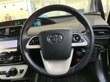 握りやすい形状で、手元には複数のスイッチが配置されています。運転姿勢のまま必要な操作に手が届きやすく、前方を見ながら扱える便利さが日々の運転を支えます。