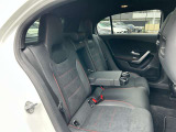 メルセデス・ベンツの定める厳しい基準をクリアしたお車のみをご案内させて頂きます。納車前整備はメーカー規定に基づき当店3Fの指定工場で入念に行なわれます。熟練のメカニックがお客様のお車を整備致します。