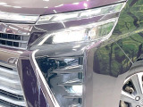 【LEDヘッドライト】悪天候や夜間走行時も良好な視界を確保し安心して運転できる高輝度LEDヘッドライトを装備!点灯速度が早く、消費電力も抑えられています。
