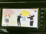 停車中にテレビ番組の映像を視聴でき、休憩時間や待ち合わせの合間にも活用できます。画面上で映像を確認できる装備を備えており、車内で過ごす時間の楽しみを広げてくれる便利な一台です。
