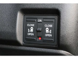 リアは両側パワースライドドアで、開閉には運転席のスイッチ、またはスライドドアのドアハンドルを少し引くだけで自動開閉します。