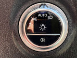 メルセデス・ベンツのヘッドライトスイッチはとてもシンプルなスイッチです。基本的にAUTOの位置にしていれば周辺の明るさを判断し自動でヘッドライトを転倒させ安全運転に一役買ってくれます。