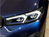 【LEDヘッドライト】先進のLEDテクノロジーを採用。放射される白色光の周波特性は太陽光に近く、バイキセノン・ヘッドライトを上回るコントラストで更に明るく輝きます!