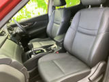 前席は座面と背もたれにゆとりを感じる形状で、運転席・助手席ともにヘッドレストを備えています。ドア側から車内を見渡しやすく、乗り降りのしやすさや同乗者との距離感もご確認いただけます。