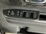 運転席のスイッチで全てのウィンドウの開閉操作を行うことができます。ロックボタンをONにしておくと、運転席以外のウィンドウは作動しないのでお子様を乗せているときなども安心ですね♪