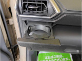 ワンプッシュ式オートオープンカップホルダー。