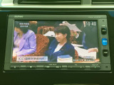 テレビ番組を画面で視聴でき、停車中の待ち時間も車内で過ごしやすくなります。時刻表示もあり、映像を楽しみながら時間を確認できます。