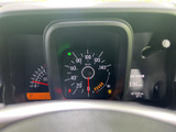 数字や目盛りがまとまって表示され、運転中に必要な情報を確認しやすいメーター廻りです。表示が見渡しやすく、運転に集中しながら車両情報を把握するのに役立ちます。