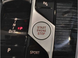 【スタートボタン】リモコンキーを持っているだけで起動可能なスタートボタン。オートスタート/ストップ機能も装備しており燃料消費量の軽減に貢献します。