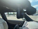 ETC2.0一体型の自動防眩機能付きバックミラー。後続車のヘッドライトの眩しさをセンサーで検知し、自動で減光して視界を快適に保ちます。夜間運転の疲労軽減と安全性向上に貢献する便利なアイテムです。