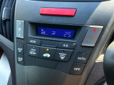 【オートエアコン】一度お好みの温度に設定すれば、車内の温度を検知し風量や温度を自動で調整。暑い&hellip;寒い&hellip;と何度もスイッチ操作をする必要はありません。快適な車内空間には必須の機能ですね♪