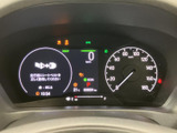 速度や走行距離、燃料残量などの情報がまとまり、必要な表示を運転席から確認しやすい構成です。警告灯や各種表示も目に入りやすく、日々の運転を支えるメーター廻りです。