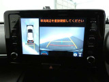 【全周囲モニター】車を上空から見下ろしたような映像をカーナビ画面に映し出し、車庫入れや縦列駐車をサポートしてくれます。