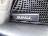 BOSEロゴやスピーカー部分を確認できます。