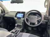 運転席まわりです。 各操作スイッチは使いやすい位置に配置されてます。