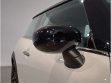 その車の印象を植え付けるのはボディカラーだけではないんです。ルーフとミラーキャップがおしゃれなMINIを形成するポイントにもなりますよ!