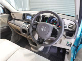 ◆視界広々で非常に運転しやすくロングドライブでも疲れを感じさせないすっきりとまとまったインパネ周りです。