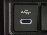 充電用USB端子付き。スマートフォンなどの充電に便利です。