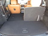 3列目をすっきり格納できるフレキシブルなシートアレンジが魅力。フラットで広い荷室を確保しつつ、2列目は上質でゆったり寛げる空間をキープ。あらゆるシーンに柔軟に対応します。