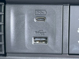 前席の方向けにUSBポートが充電用1か所、ナビ接続用1か所ございます☆