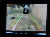 リバースポジションにシフトすると自動的にカメラが作動、モニター画面に後方の視界が映し出される、安心のバックカメラを装備。