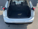 バックドアは大きく開きます。定員乗車時でも十分広いラゲッジスペースを確保しています。ハンズフリーの電動オートバックドアです。
