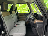 前席は座面にゆとりが感じられ、運転席からの視界も広々としています。明るい窓まわりと落ち着いた色合いのシートで、毎日の移動もくつろいで過ごせそうです。